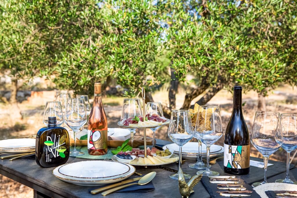 Kotari stol u masliniku